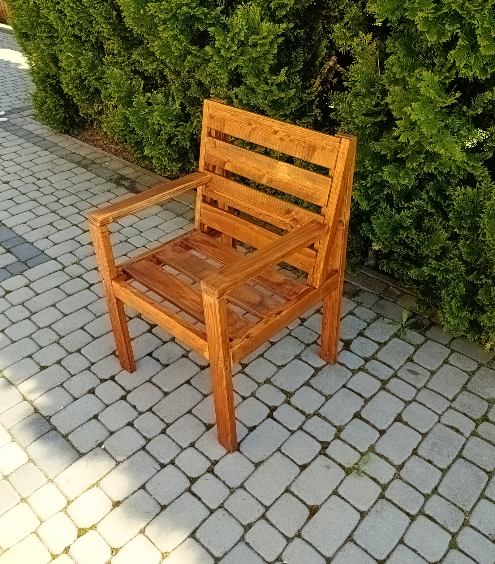 Drewniane krzesło ogrodowe